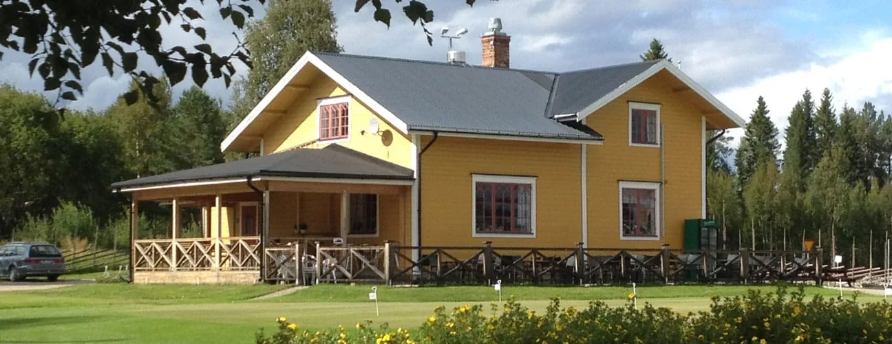 FÄBO, det gula huset med veranda, vid golfbanan i Klövsjö