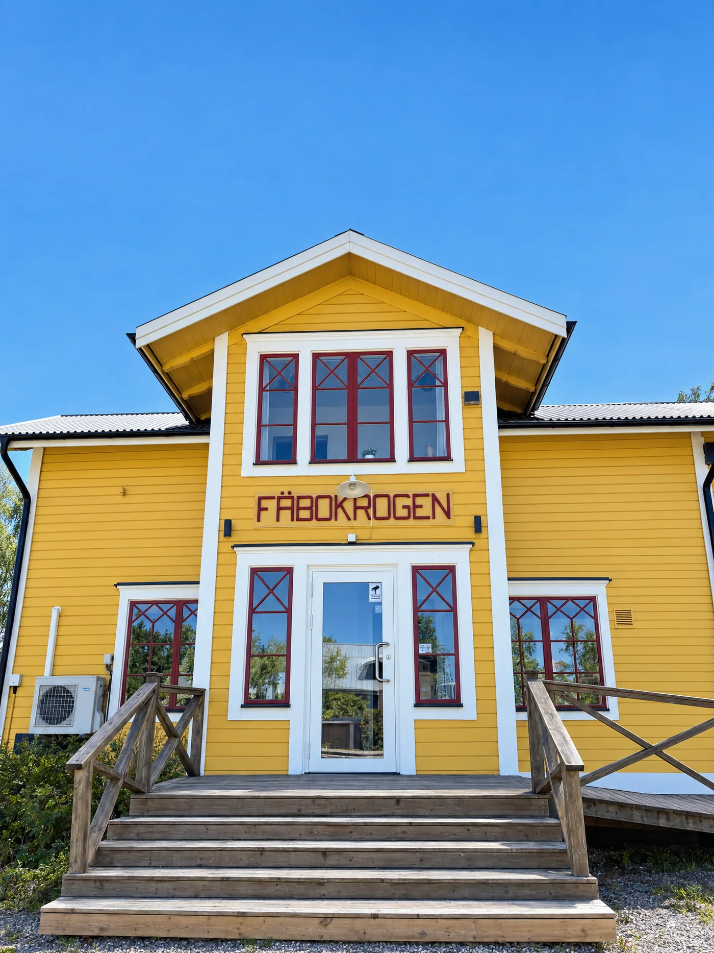 FÄBO, det gula huset vid golfbanan i Klövsjö, en solig sommardag