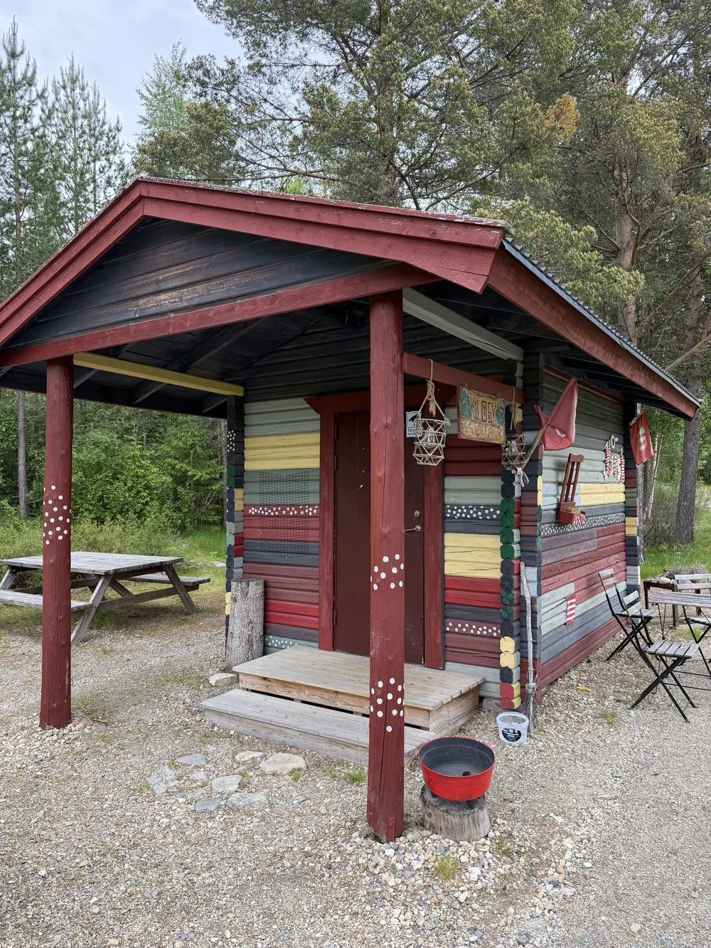 Kiosken, en liten röd stuga med självbetjäning vid golfbanan