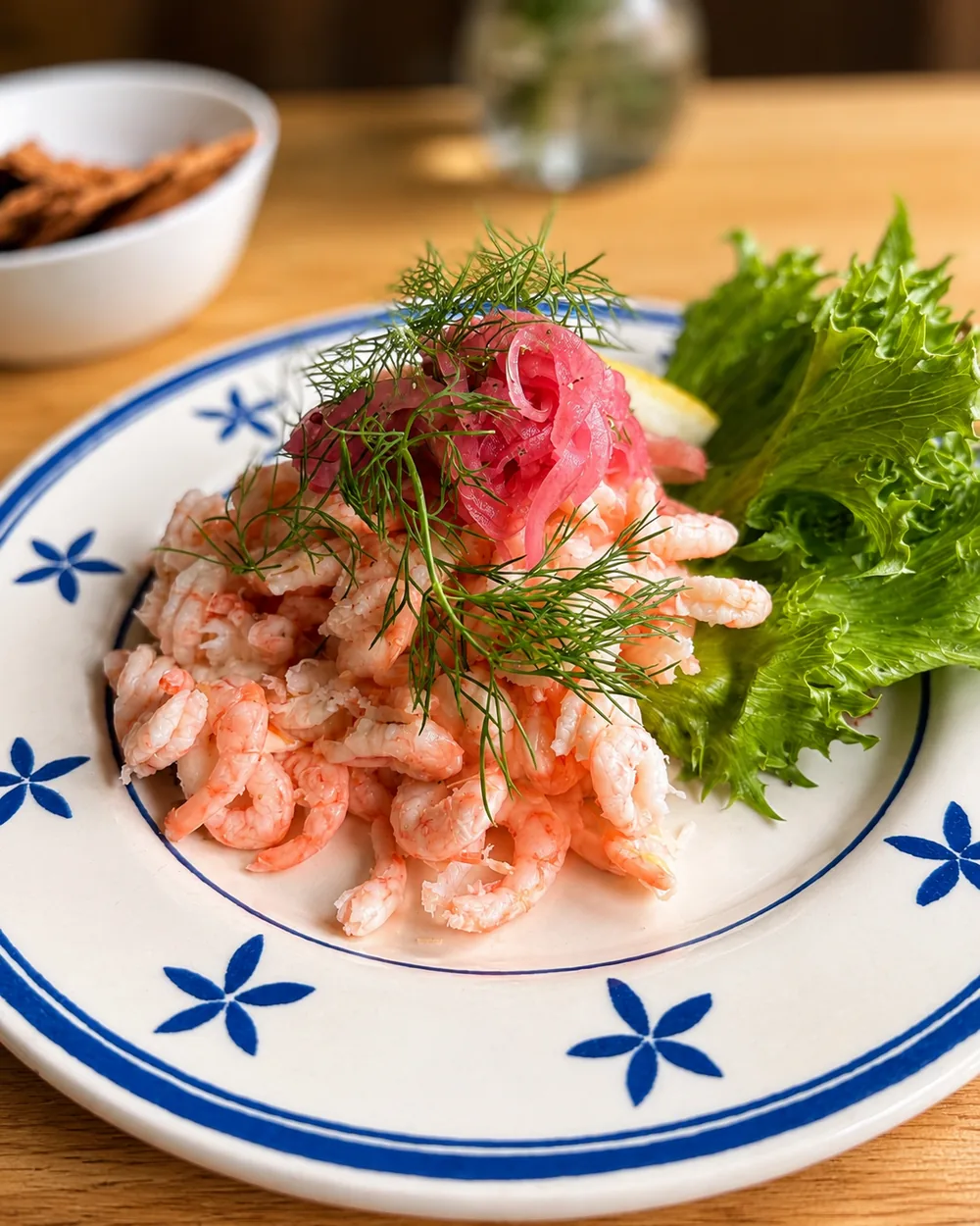 Räksmörgås med handskalade räkor, ägg, dill och citron